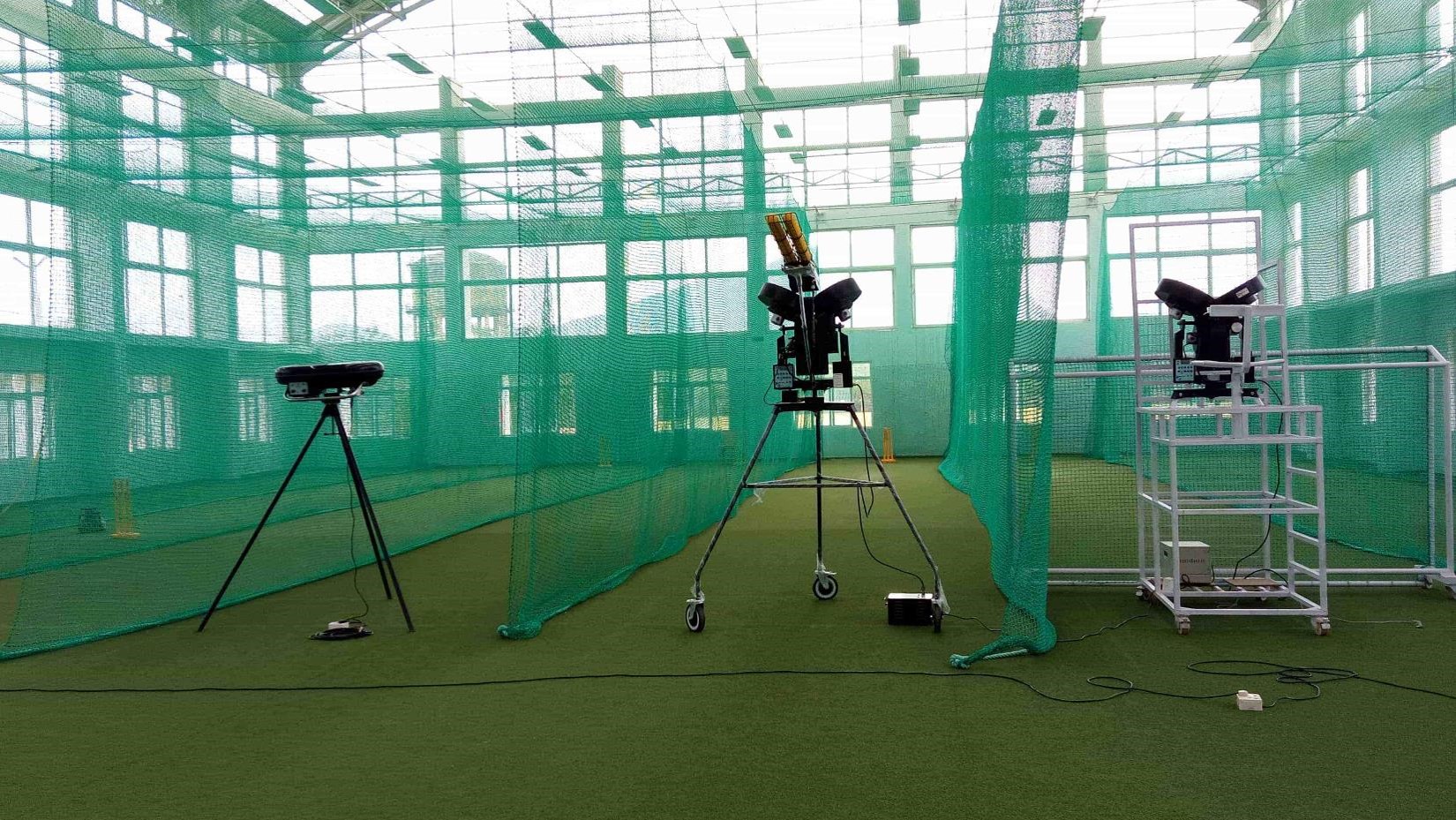 Leverage Cricket Bowling Machine